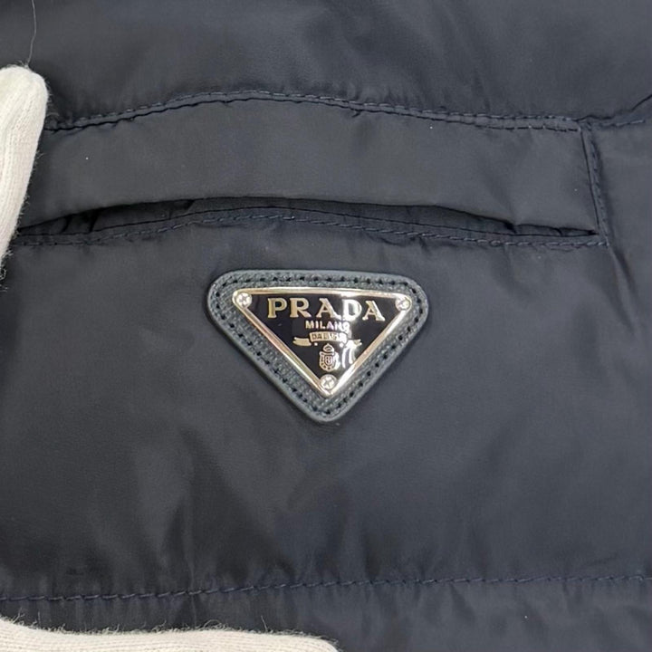 美品☆PRADA プラダ 2023年製 291794 トライアングルロゴプレート ファー・フード付 ZIP UP ダウンコート ネイビー 40 正規品 レディース