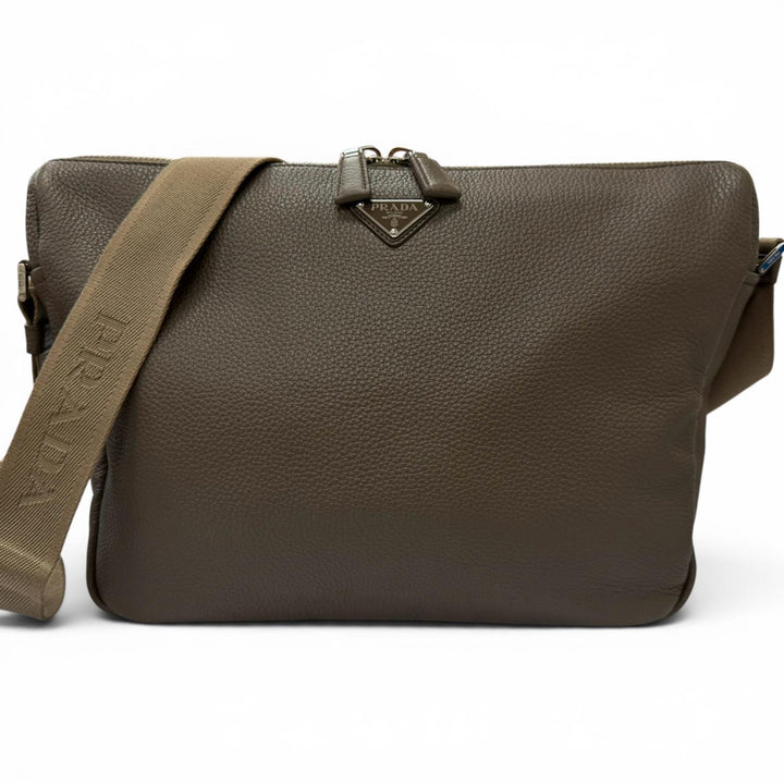 極美品□PRADA プラダ 2VH182 ヴィッテロダイノレザー トライアングルロゴ 斜め掛け ショルダーバッグ グレージュ イタリア製 メンズ