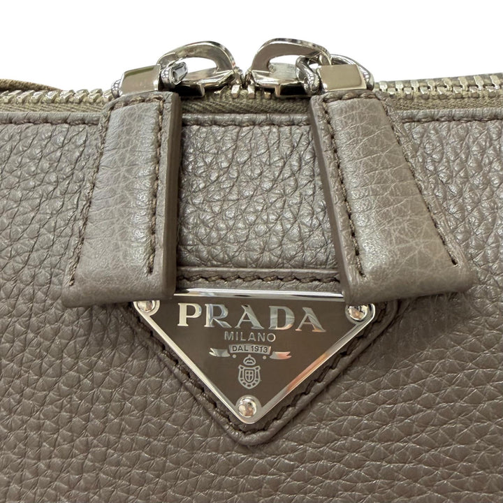 極美品□PRADA プラダ 2VH182 ヴィッテロダイノレザー トライアングルロゴ 斜め掛け ショルダーバッグ グレージュ イタリア製 メンズ