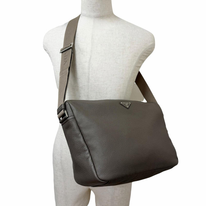 極美品□PRADA プラダ 2VH182 ヴィッテロダイノレザー トライアングルロゴ 斜め掛け ショルダーバッグ グレージュ イタリア製 メンズ