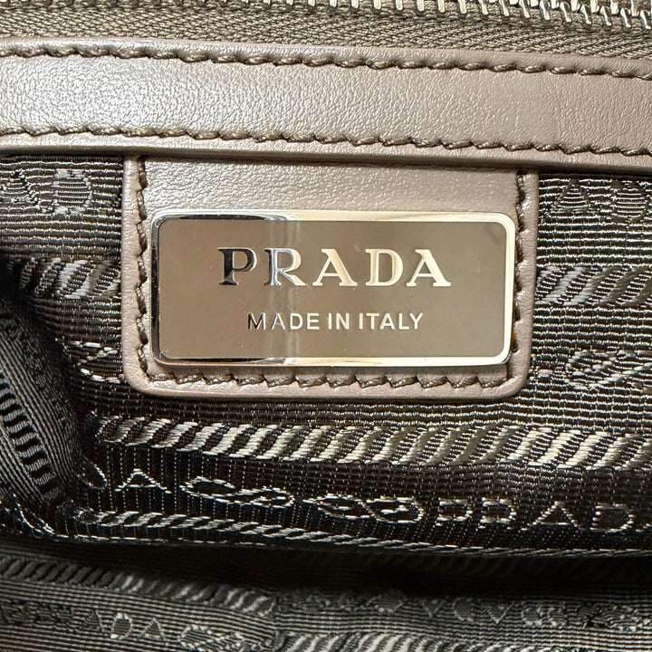 極美品□PRADA プラダ 2VH182 ヴィッテロダイノレザー トライアングルロゴ 斜め掛け ショルダーバッグ グレージュ イタリア製 メンズ