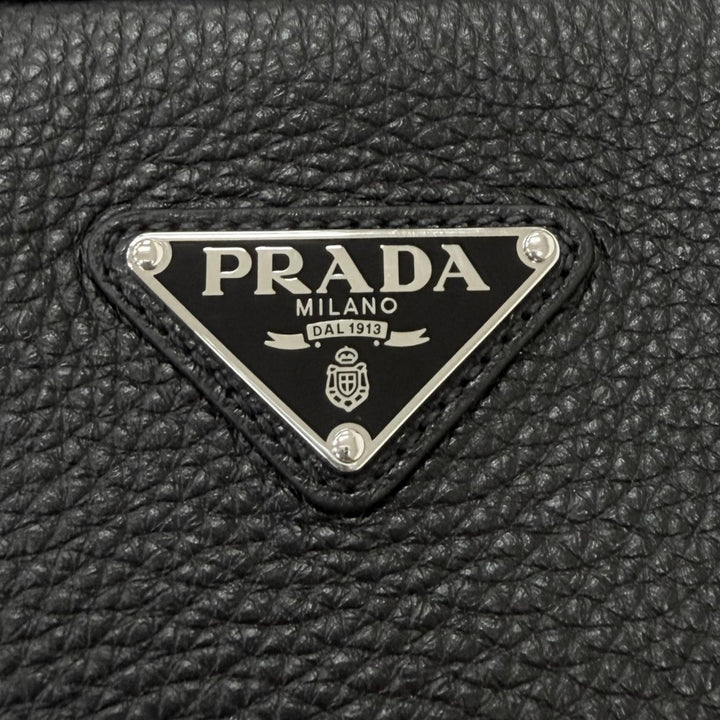 極美品□PRADA プラダ 2VH189 レザー トライアングルロゴ 三角プレート 斜め掛け ショルダーバッグ ブラック イタリア製 メンズオススメ