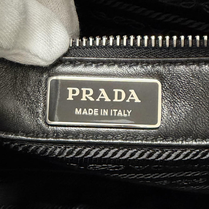 極美品□PRADA プラダ 2VH189 レザー トライアングルロゴ 三角プレート 斜め掛け ショルダーバッグ ブラック イタリア製 メンズオススメ