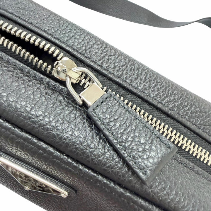 極美品□PRADA プラダ 2VH189 レザー トライアングルロゴ 三角プレート 斜め掛け ショルダーバッグ ブラック イタリア製 メンズオススメ