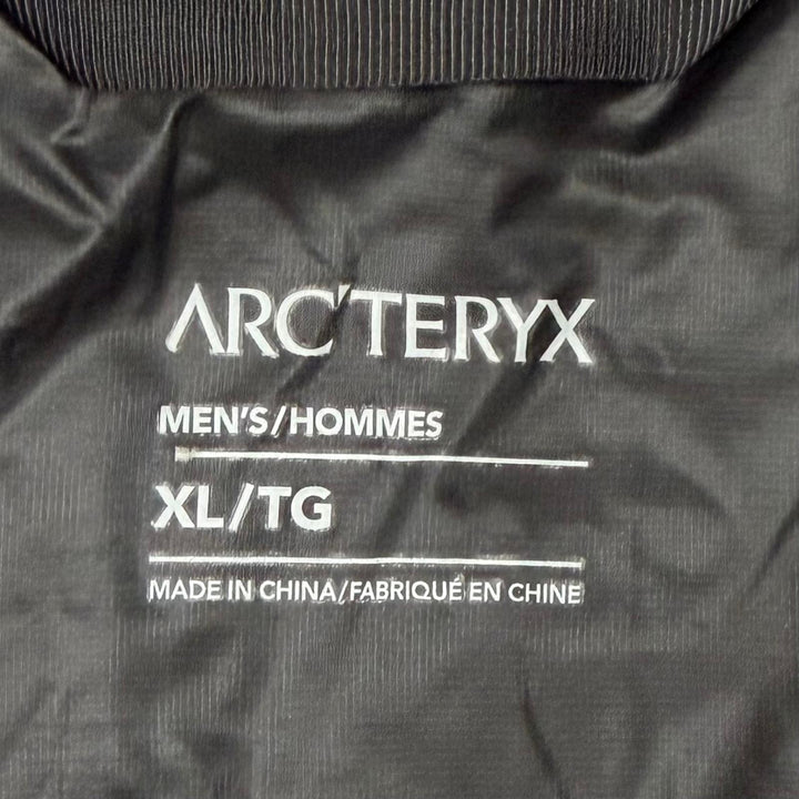 美品▼ARC TERYX アークテリクス X000007430 MACAI LIGHT WEIGHT JACKET ロゴ刺繍 フーデッド ZIP ダウンジャケット ブラック XL 正規品