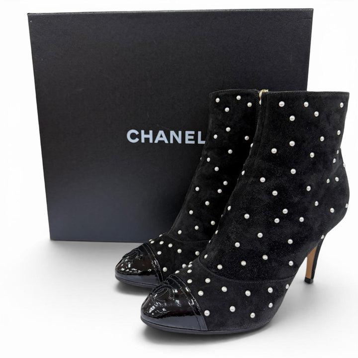 美品☆CHANEL シャネル G33426 スウェードレザー ココマーク パール装飾 アンクルブーツ ブラック 35 イタリア製 レディース 箱付き
