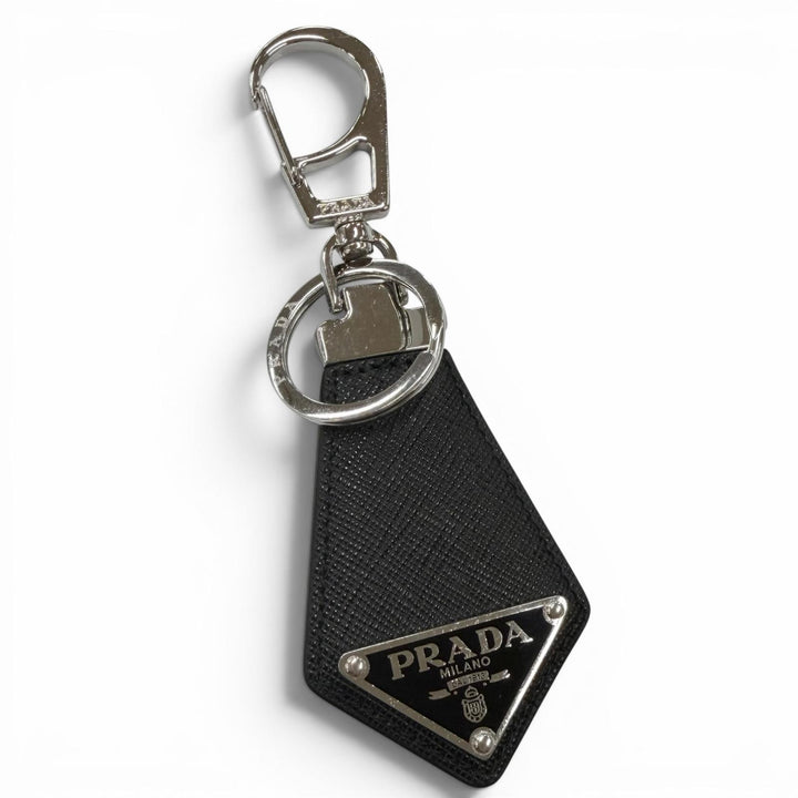 良品□PRADA プラダ 2PP041 サフィアーノレザー トライアングルロゴ 三角プレート ネクタイ型 キーホルダー ブラック シルバー メンズ