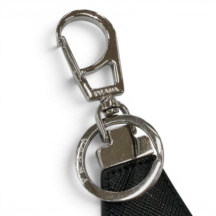 良品□PRADA プラダ 2PP041 サフィアーノレザー トライアングルロゴ 三角プレート ネクタイ型 キーホルダー ブラック シルバー メンズ