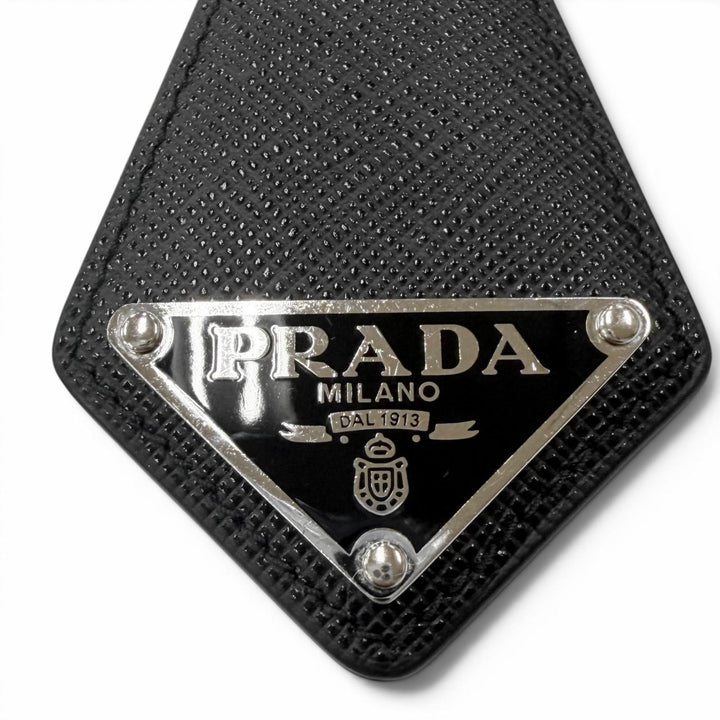 良品□PRADA プラダ 2PP041 サフィアーノレザー トライアングルロゴ 三角プレート ネクタイ型 キーホルダー ブラック シルバー メンズ