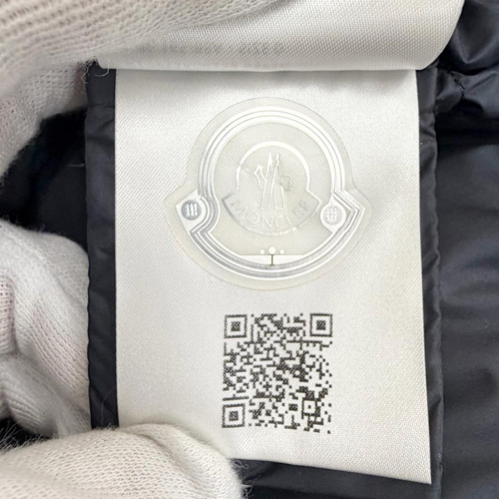美品△MONCLER モンクレール 2024年 K10911A00139 SESTRIERE ロゴレザーワッペン フード付 ショート ダウンジャケット ネイビー 0 正規品