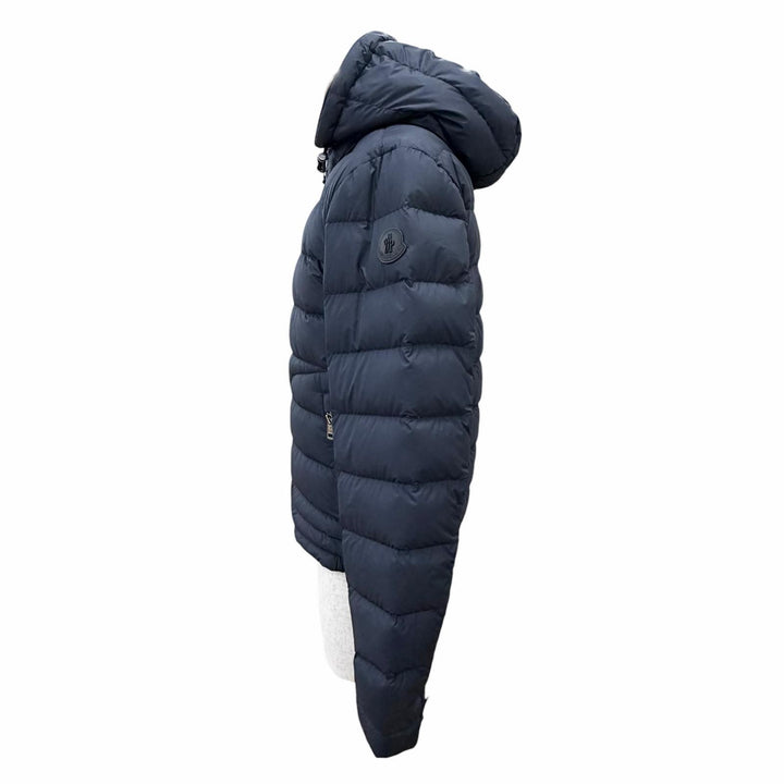 美品△MONCLER モンクレール 2024年 K10911A00139 SESTRIERE ロゴレザーワッペン フード付 ショート ダウンジャケット ネイビー 0 正規品