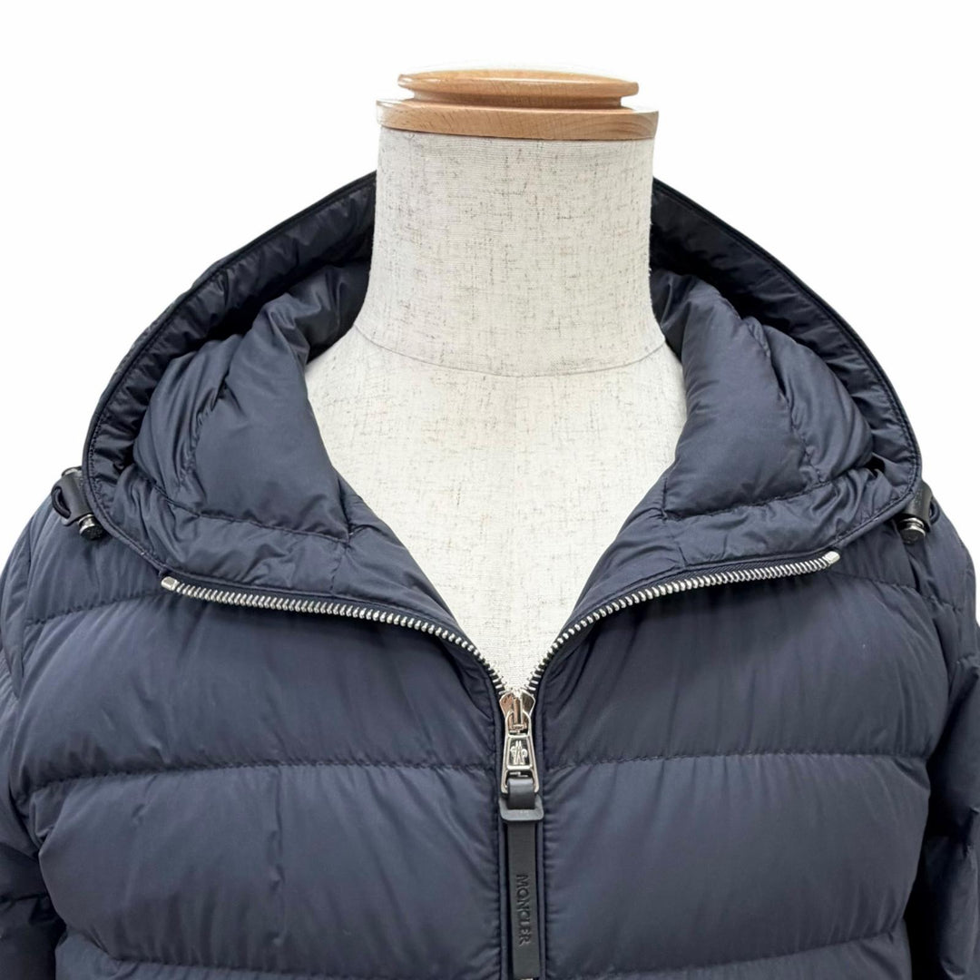美品△MONCLER モンクレール 2024年 K10911A00139 SESTRIERE ロゴレザーワッペン フード付 ショート ダウンジャケット ネイビー 0 正規品
