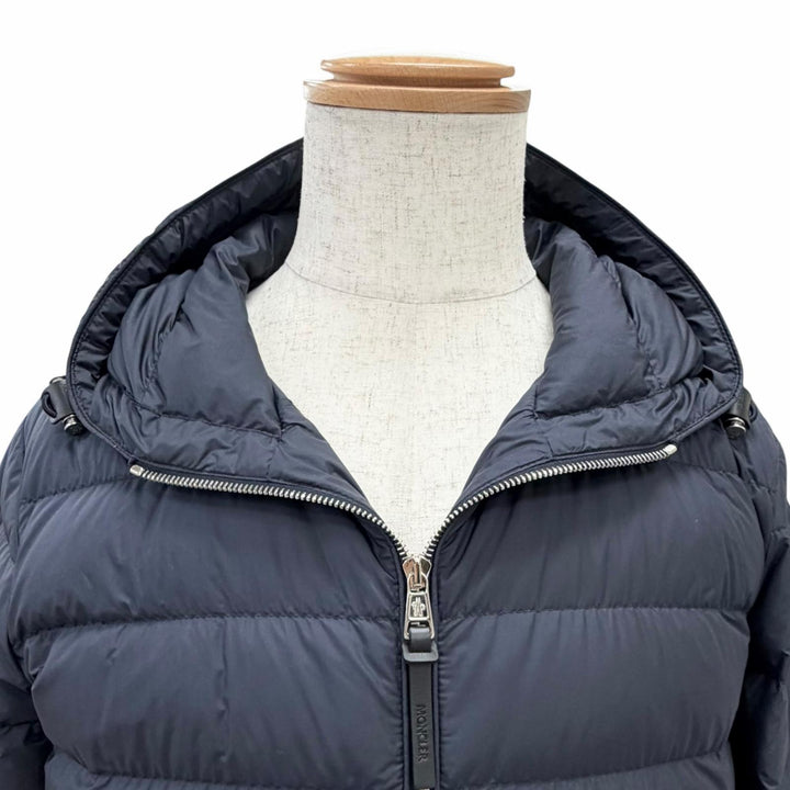 美品△MONCLER モンクレール 2024年 K10911A00139 SESTRIERE ロゴレザーワッペン フード付 ショート ダウンジャケット ネイビー 0 正規品