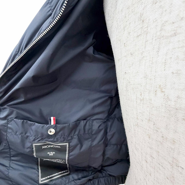 美品△MONCLER モンクレール 2024年 K10911A00139 SESTRIERE ロゴレザーワッペン フード付 ショート ダウンジャケット ネイビー 0 正規品