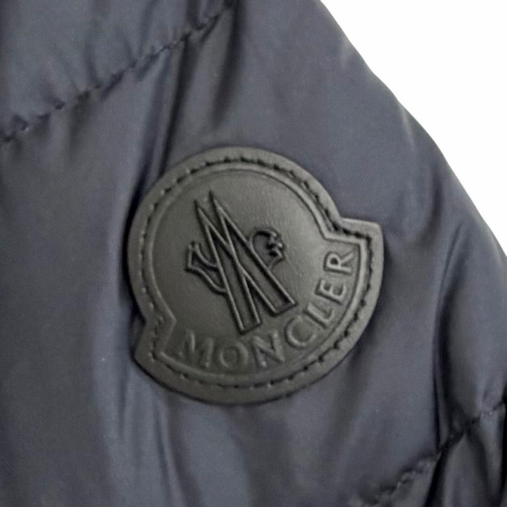 美品△MONCLER モンクレール 2024年 K10911A00139 SESTRIERE ロゴレザーワッペン フード付 ショート ダウンジャケット ネイビー 0 正規品