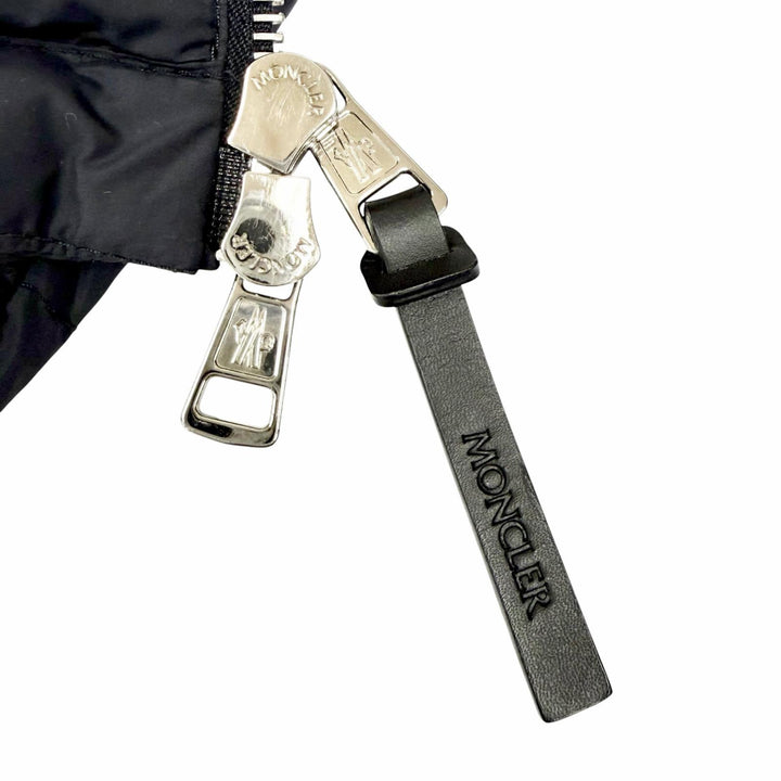 美品△MONCLER モンクレール 2024年 K10911A00139 SESTRIERE ロゴレザーワッペン フード付 ショート ダウンジャケット ネイビー 0 正規品