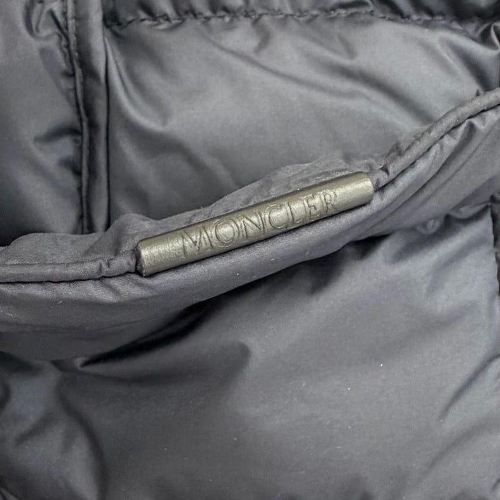 美品△MONCLER モンクレール 2024年 K10911A00139 SESTRIERE ロゴレザーワッペン フード付 ショート ダウンジャケット ネイビー 0 正規品