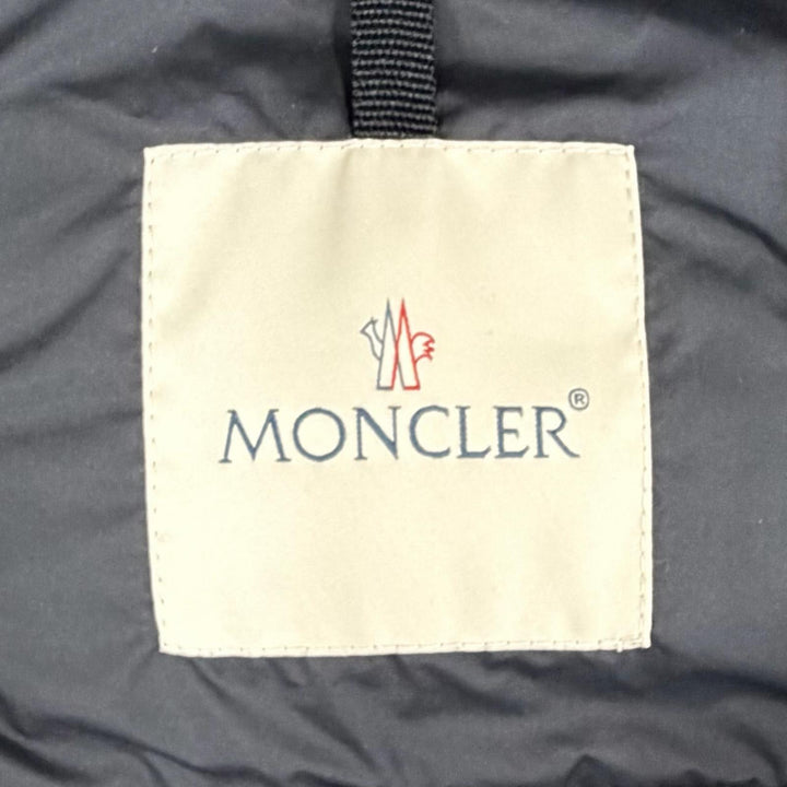 美品△MONCLER モンクレール 2024年 K10911A00139 SESTRIERE ロゴレザーワッペン フード付 ショート ダウンジャケット ネイビー 0 正規品