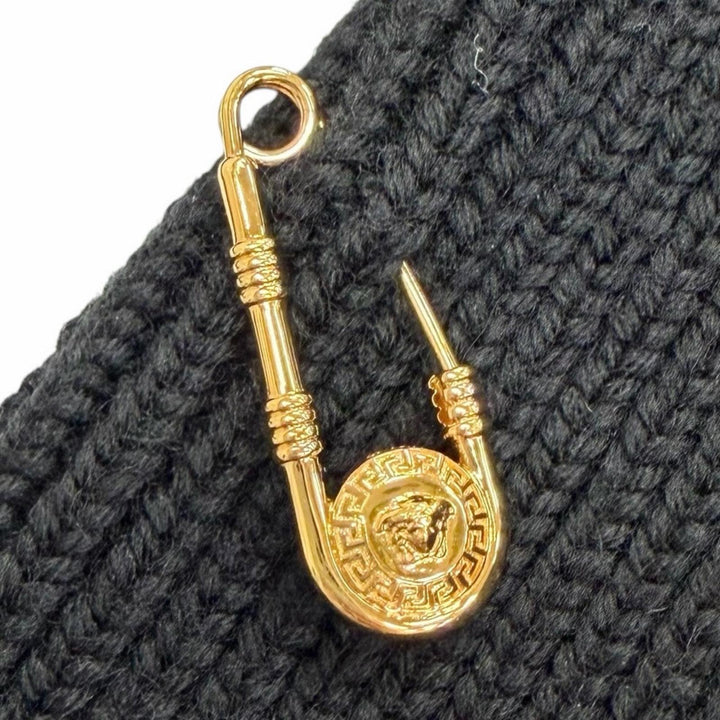 極美品△VERSACE ヴェルサーチ 1004777 ウール100％ メデューサセーフティーピン付き クルーネック 長袖 ニット セーター 黒 40 正規品