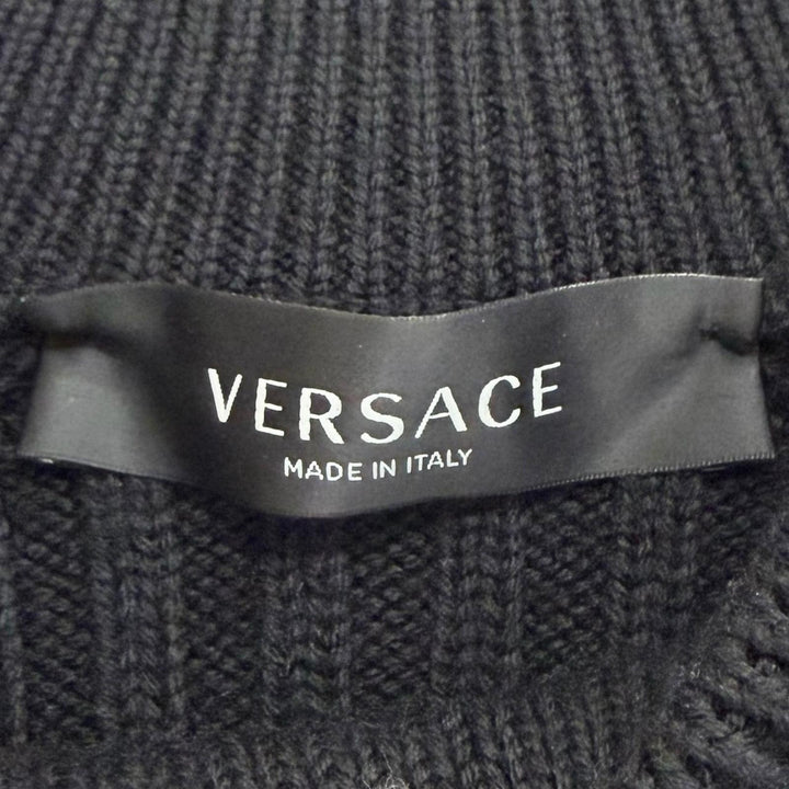 極美品△VERSACE ヴェルサーチ 1004777 ウール100％ メデューサセーフティーピン付き クルーネック 長袖 ニット セーター 黒 40 正規品