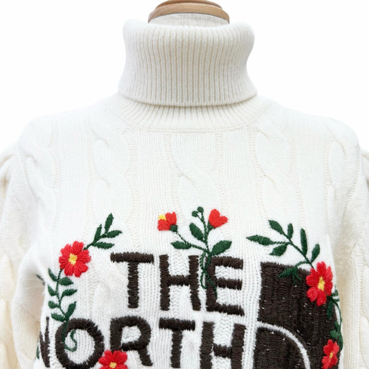 極美品△GUCCI×THE NORTH FACE グッチ ザノースフェイス 671689 ロゴ刺繍 ケーブル編み タートルネック ニット L 正規品 定価225500円