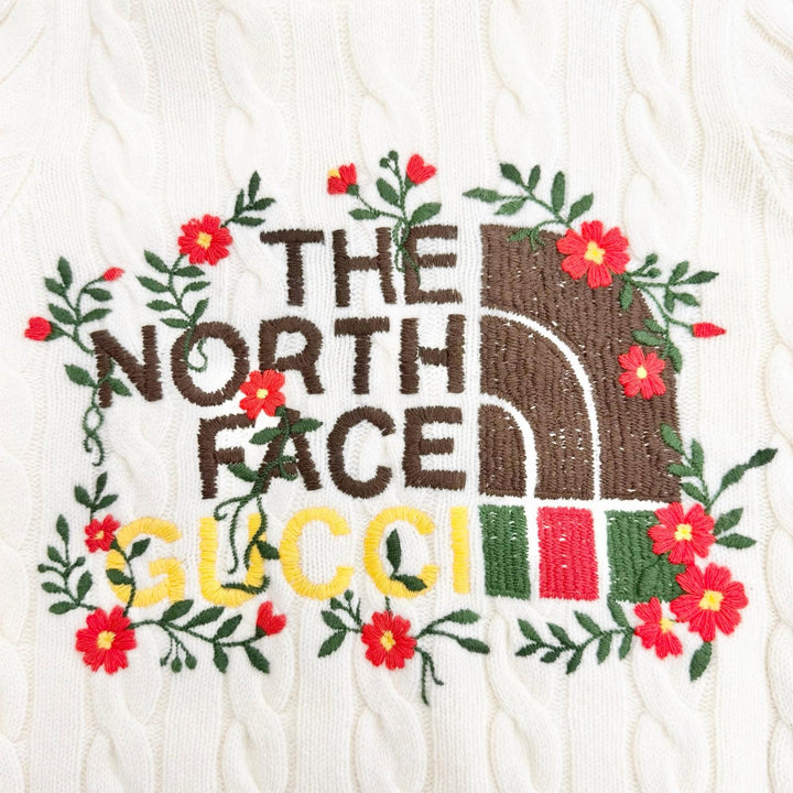 極美品△GUCCI×THE NORTH FACE グッチ ザノースフェイス 671689 ロゴ刺繍 ケーブル編み タートルネック ニット L 正規品 定価225500円