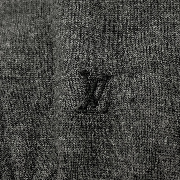 極美品▲LOUIS VUITTON ルイヴィトン ウール カシミヤ混 LV刺繡 Vネック 長袖 ニット グレー ブラック XS イタリア製 正規品 メンズ