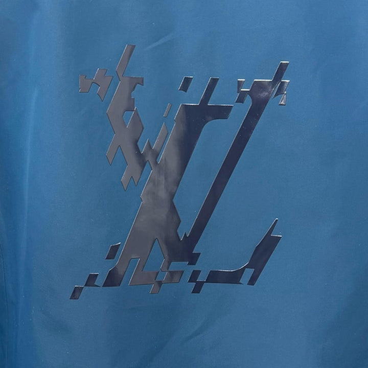 未使用品□LOUIS VUITTON ルイヴィトン 2024年製 1AF944 バックLVロゴ フーデッド マウンテンパーカー ブルー 50 イタリア製 正規品