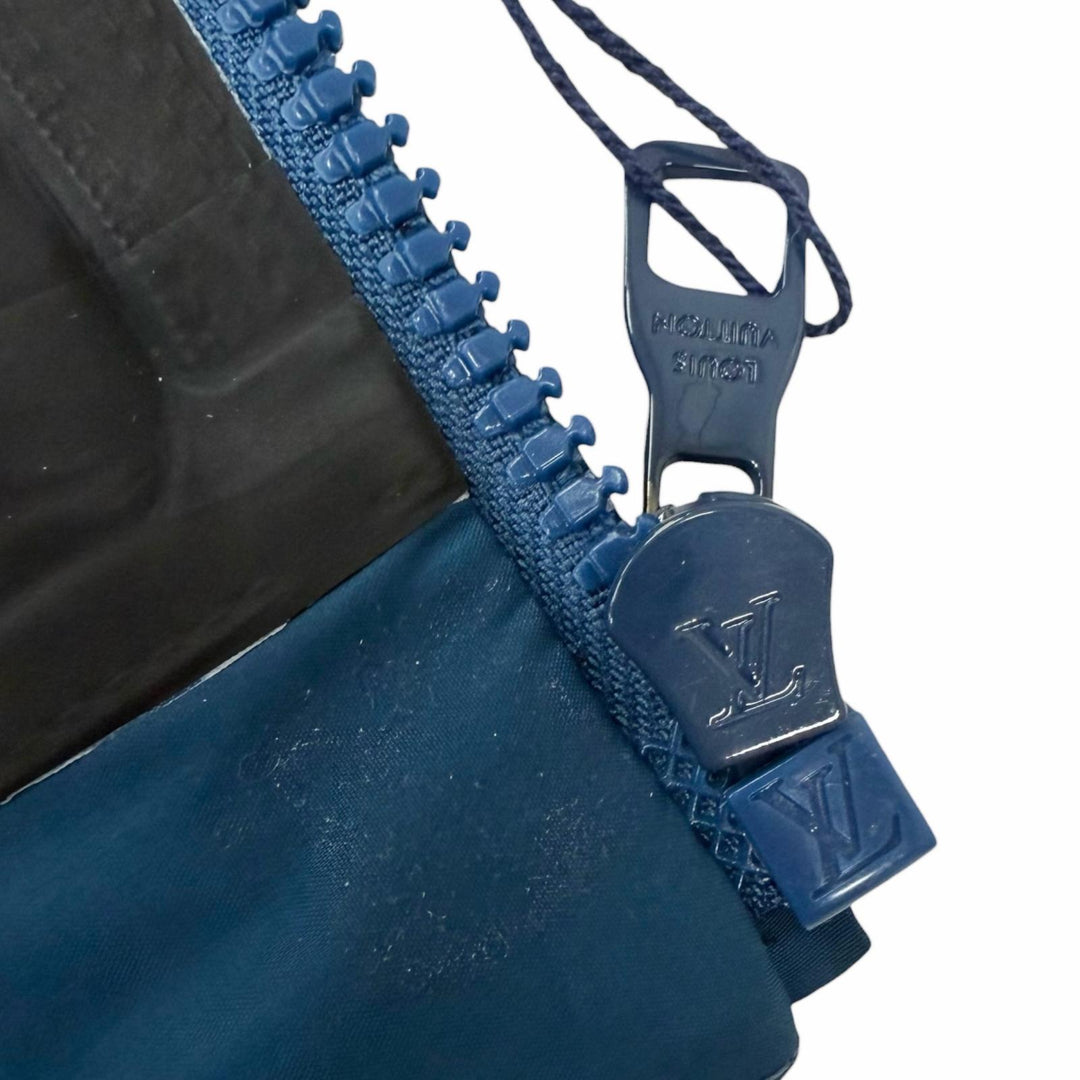 未使用品□LOUIS VUITTON ルイヴィトン 2024年製 1AF944 バックLVロゴ フーデッド マウンテンパーカー ブルー 50 イタリア製 正規品