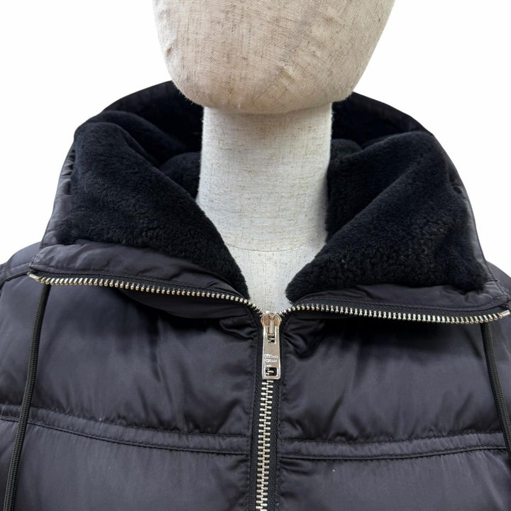 美品☆PRADA プラダ 20AW 29P277 ロゴバックルベルト ラムファー使い ZIP UP ダウンコート ブラック 38 イタリア製 正規品 レディース