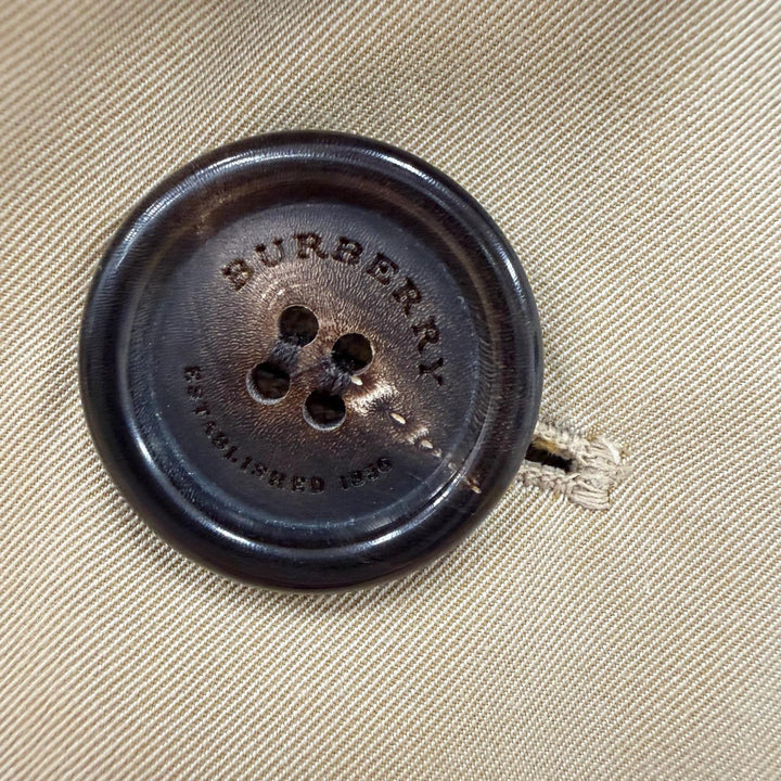 美品▼BURBERRY バーバリー THE KENSINGTON 裏地ノバチェック柄 ロゴ入りボタン レザー使い トレンチコート ベージュ 48 UK製 メンズ