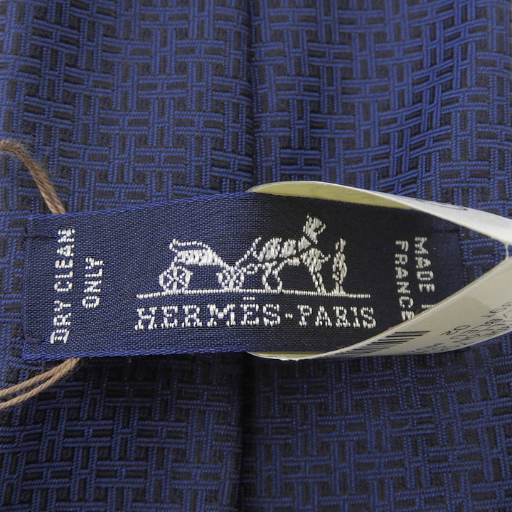 未使用品▲HERMES エルメス 2025年製 339439T マイヨン・オーバーボード シルク100％ ロゴ刺繍 ネクタイ ネイビー 仏製 メンズ 箱付き