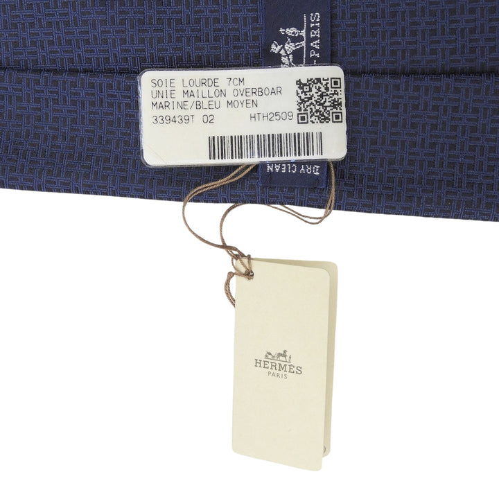 未使用品▲HERMES エルメス 2025年製 339439T マイヨン・オーバーボード シルク100％ ロゴ刺繍 ネクタイ ネイビー 仏製 メンズ 箱付き