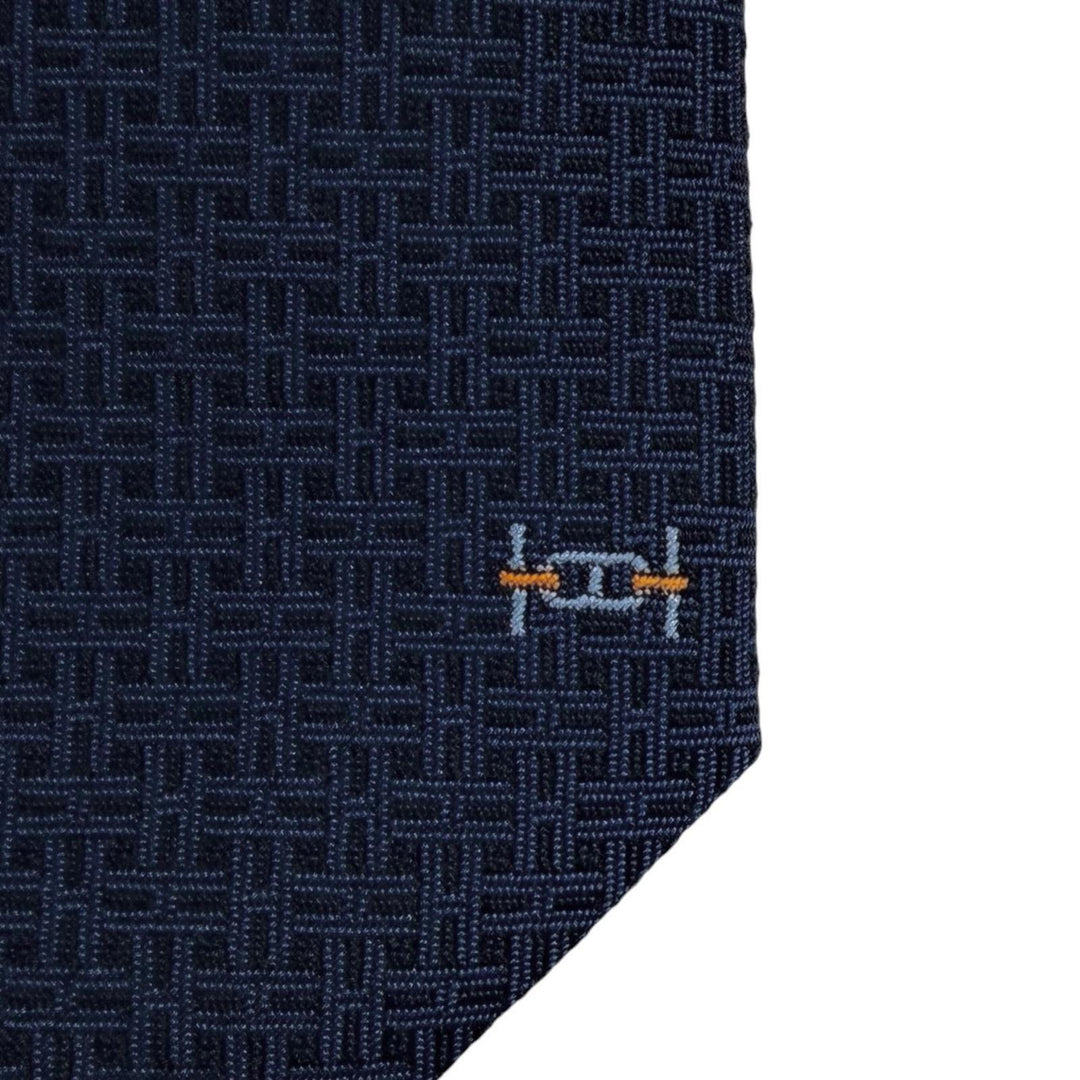 未使用品▲HERMES エルメス 2025年製 339439T マイヨン・オーバーボード シルク100％ ロゴ刺繍 ネクタイ ネイビー 仏製 メンズ 箱付き