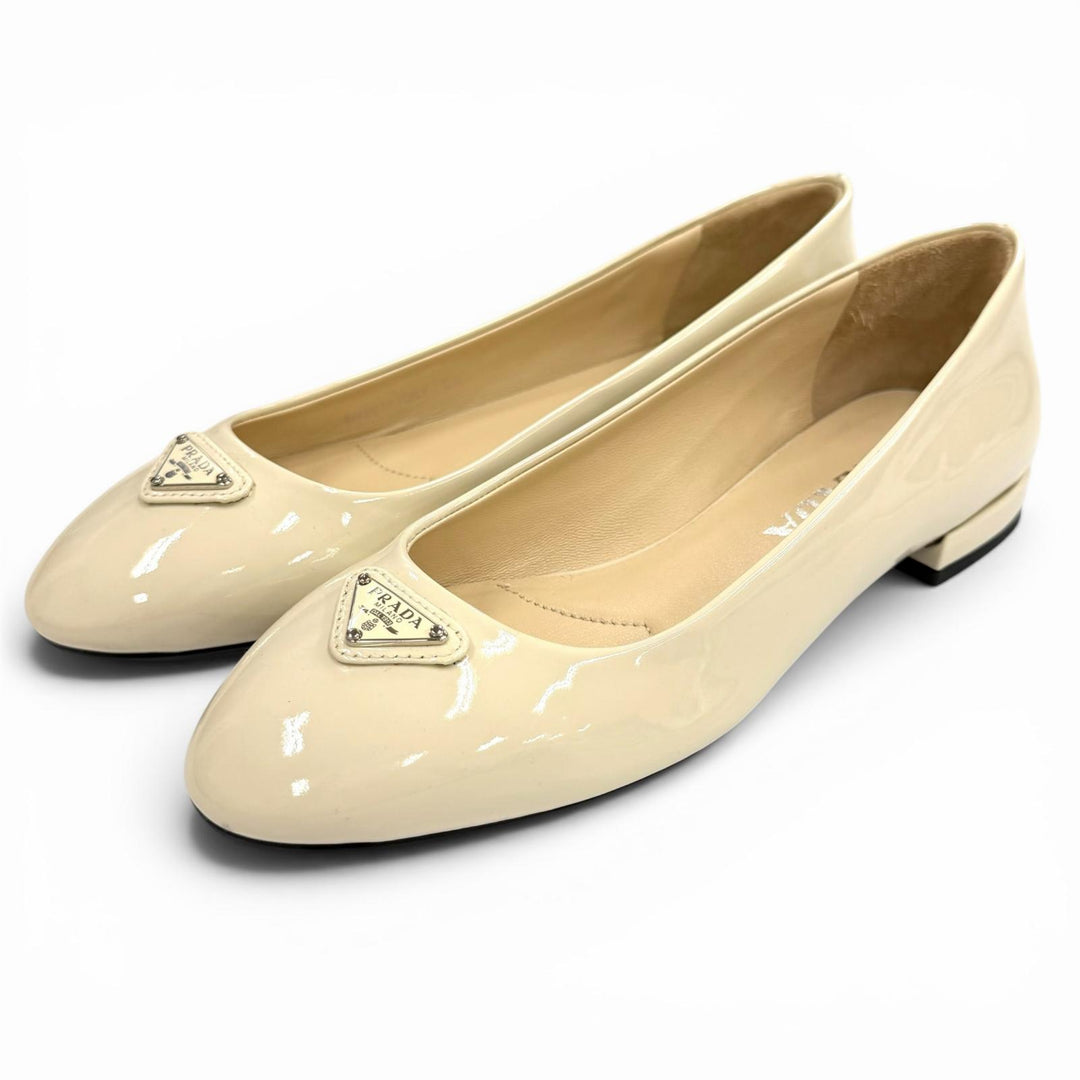 極美品★PRADA プラダ 1F200N トライアングルロゴ パテントレザー フラットパンプス アイボリー 35 イタリア製 レディース 箱・保存袋付