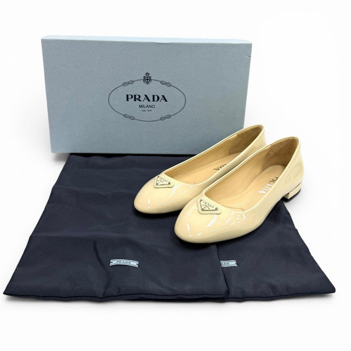 極美品★PRADA プラダ 1F200N トライアングルロゴ パテントレザー フラットパンプス アイボリー 35 イタリア製 レディース 箱・保存袋付