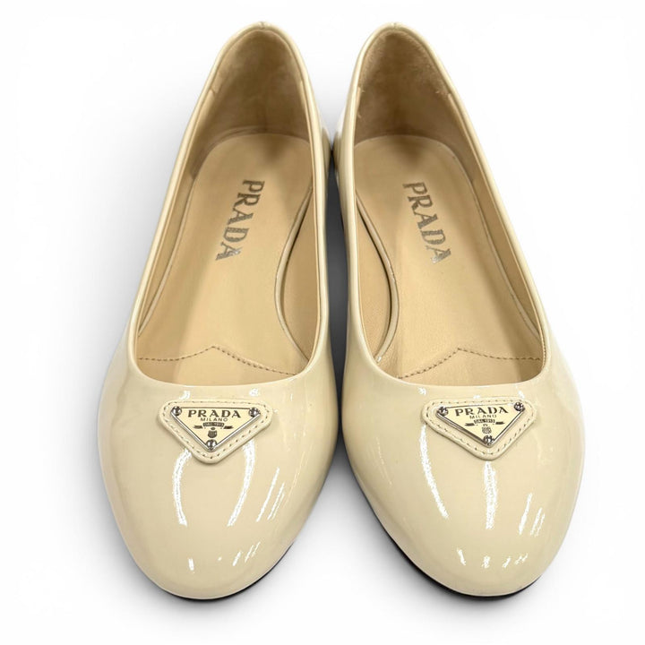 極美品★PRADA プラダ 1F200N トライアングルロゴ パテントレザー フラットパンプス アイボリー 35 イタリア製 レディース 箱・保存袋付
