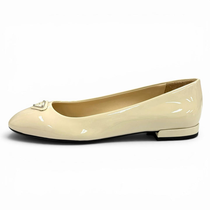 極美品★PRADA プラダ 1F200N トライアングルロゴ パテントレザー フラットパンプス アイボリー 35 イタリア製 レディース 箱・保存袋付
