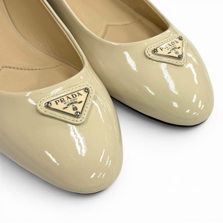 極美品★PRADA プラダ 1F200N トライアングルロゴ パテントレザー フラットパンプス アイボリー 35 イタリア製 レディース 箱・保存袋付