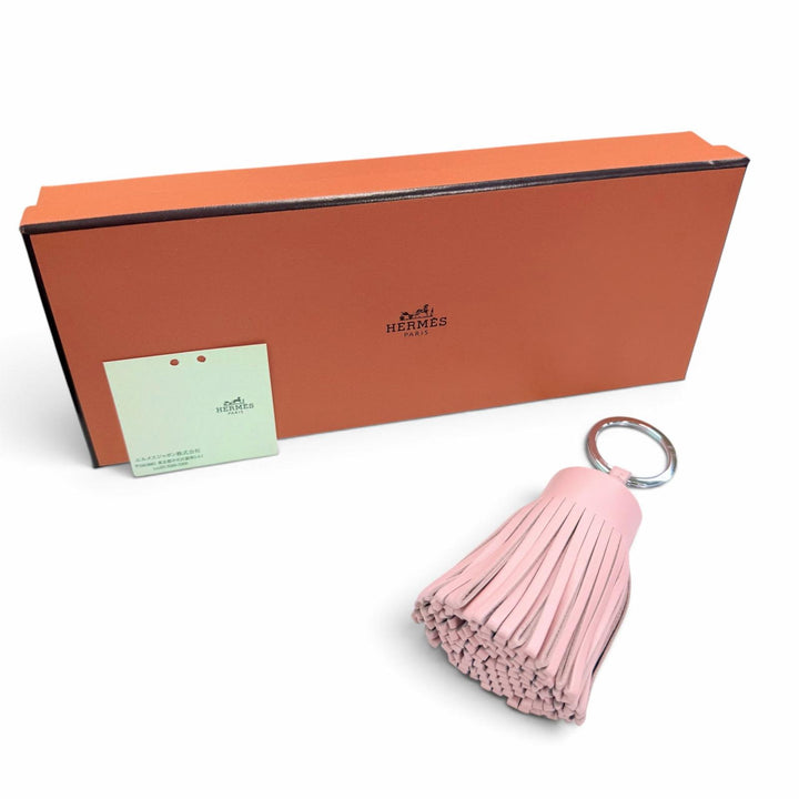 美品▲HERMES エルメス カルメン アニョーミロ ローズサクラ バッグチャーム キーホルダー W刻印 フランス製 正規品 レディース 箱付き
