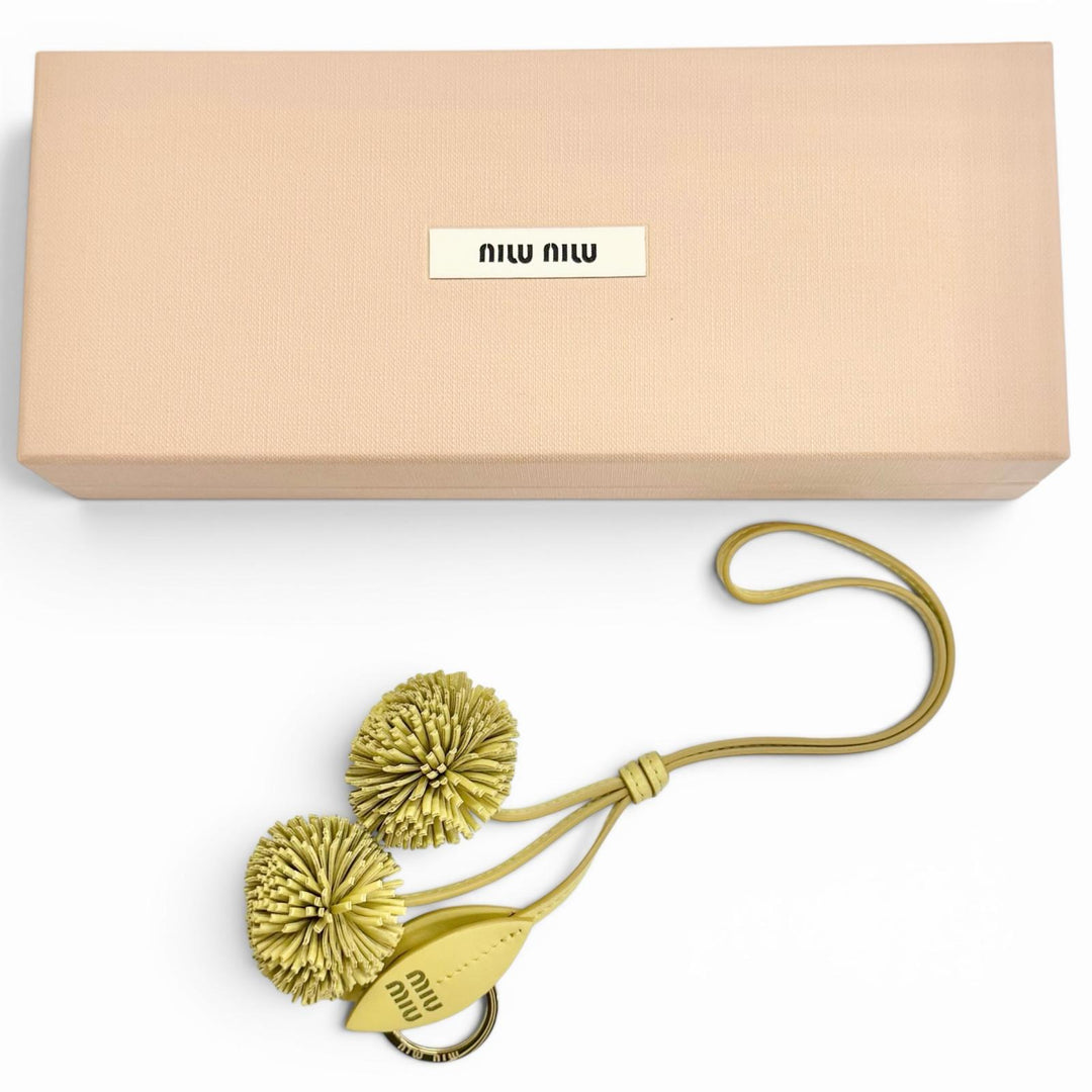 未使用品△MIUMIU ミュウミュウ 5TL516 トリック レザー キーリング バニラ バッグチャーム ゴールド金具 現行品 レディース 箱付き