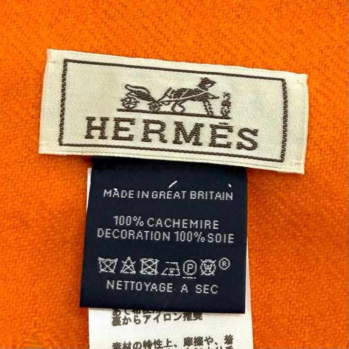 極美品★HERMES エルメス カシミヤ100％ 2024年6月購入品 オレンジ バッジ ソワ ロゴ刺繍入り フリンジ付 マフラー オレンジ 正規品 箱付
