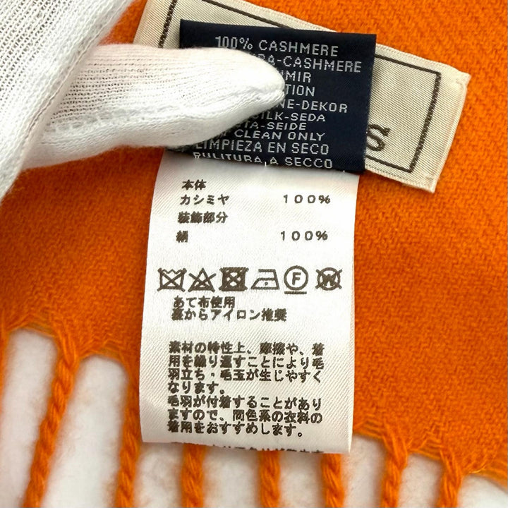 極美品★HERMES エルメス カシミヤ100％ 2024年6月購入品 オレンジ バッジ ソワ ロゴ刺繍入り フリンジ付 マフラー オレンジ 正規品 箱付