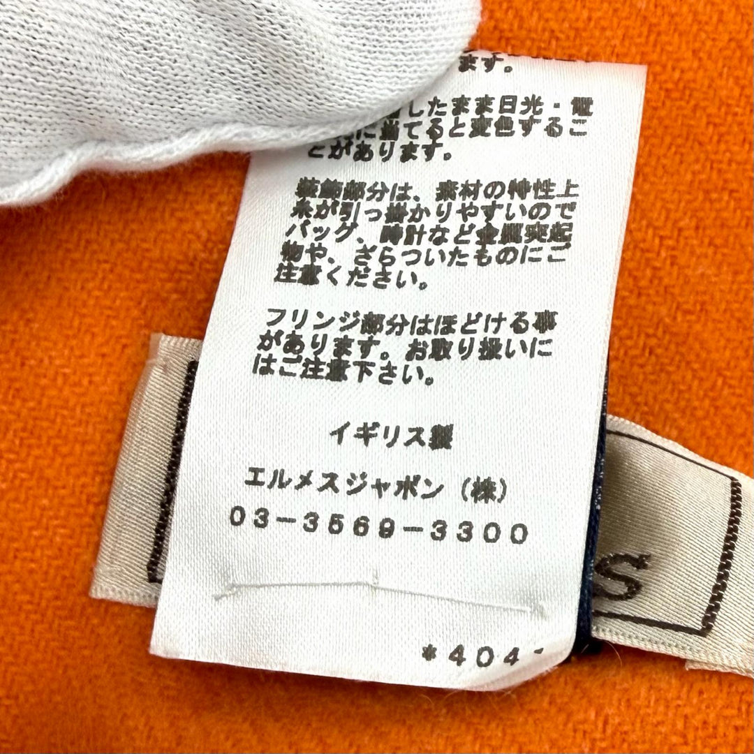 極美品★HERMES エルメス カシミヤ100％ 2024年6月購入品 オレンジ バッジ ソワ ロゴ刺繍入り フリンジ付 マフラー オレンジ 正規品 箱付