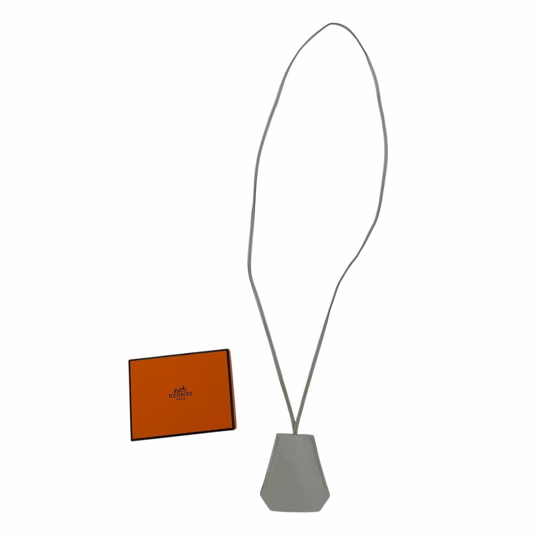 美品☆HERMES エルメス ヴィンテージ クロシェット チャーム レザー シルバー金具 ネックレス ライトブルー □F刻印 フランス製 箱付き