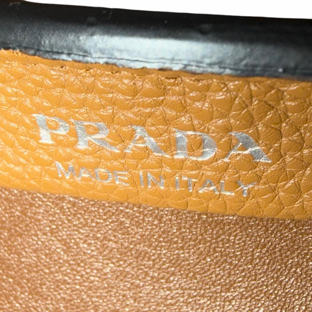 極美品△PRADA プラダ 1BA349 ミニハンドバッグ レザー メタルレタリングロゴ キャラメル ブラウン イタリア製 定価445500円