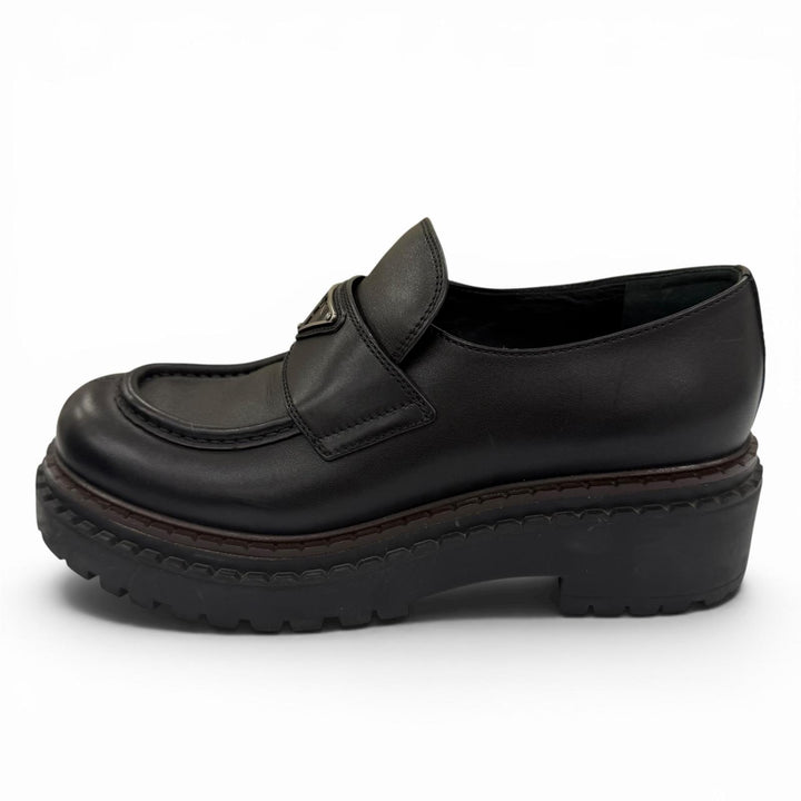美品☆PRADA プラダ チョコレート トライアングルロゴプレート ブラッシュドレザー ローファー ブラック 38.5 イタリア製 レディース