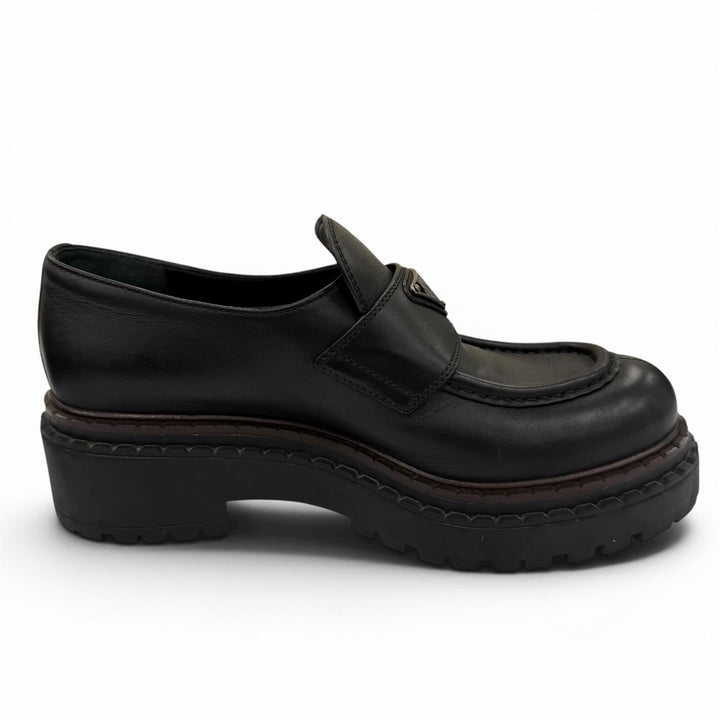 美品☆PRADA プラダ チョコレート トライアングルロゴプレート ブラッシュドレザー ローファー ブラック 38.5 イタリア製 レディース