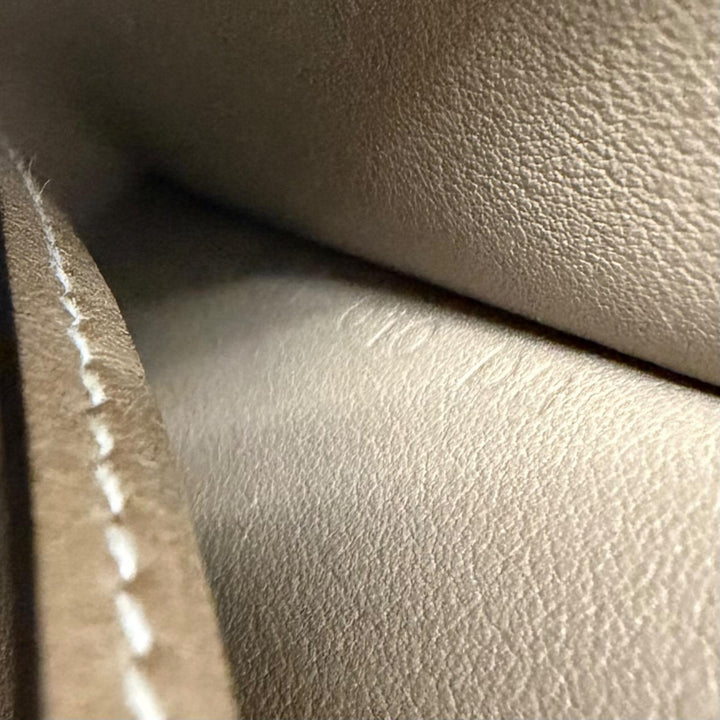 美品□HERMES エルメス ヴォースイフト ラージ レザー クロシェット ネックレス エトゥープ C刻印入り フランス製 メンズ レディース