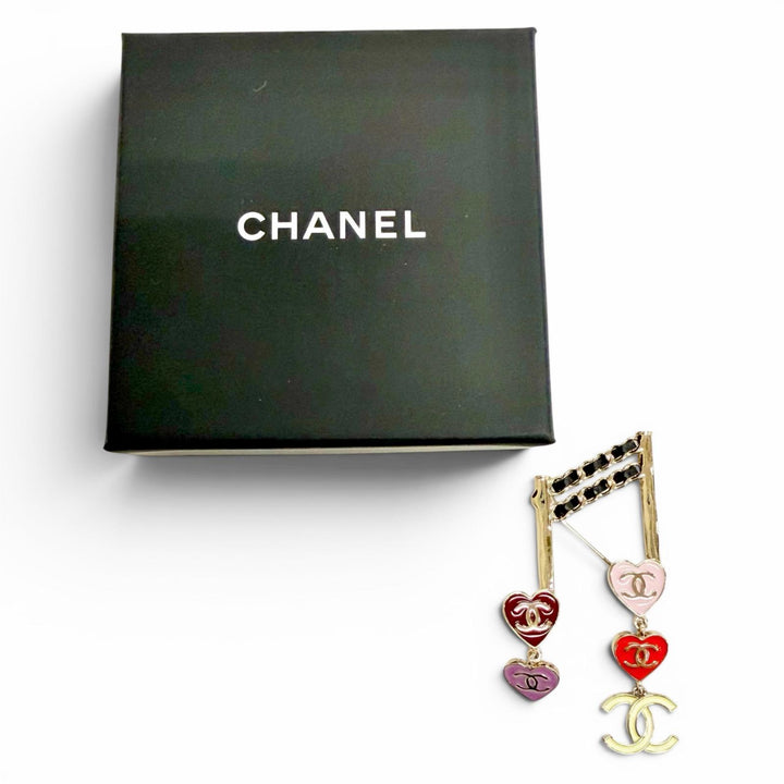 極美品△CHANEL シャネル L24A ABE085 ココマーク ハート 音符 ブローチ ゴールド マルチカラー フランス製 レディース 箱付き オススメ